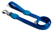 Cargar imagen en el visor de la galería, "Correa para perros Zee.Dog NeoPro Blue talla L color azul eléctrico impermeable y de fácil limpieza con tecnología de caucho protector - La Mascotería de Andrea"