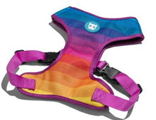 Cargar imagen en el visor de la galería, "Arnés para perro Zee.Dog Prisma Air Mesh talla M con diseño geométrico colorido, pechera transpirable de malla suave y cierre de seguridad de 4 puntos - La Mascotería de Andrea"