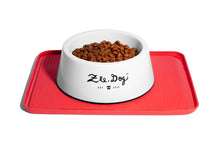 Cargar imagen en el visor de la galería, "Licking Mat Zee.Dog ZeeMat Coral para perros y gatos, alfombra de alimentación lenta para reducir ansiedad y estrés, diseño antideslizante con textura de panal - La Mascotería de Andrea"