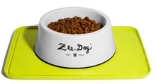 Cargar imagen en el visor de la galería, "Tapete para platos de perro y gato Zee.Mat Lime color verde neón de caucho natural antideslizante con borde para retener líquidos - La Mascotería de Andrea"