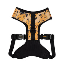 Cargar imagen en el visor de la galería, "Arnés Zee.Dog Air Mesh modelo Bossa Banana, ligero y transpirable, con estampado de plátanos y cierre seguro, talla M."
