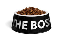 Cargar imagen en el visor de la galería, "Plato para perros grandes Zee.Dog Bowl The Boss Black talla L con base de goma antideslizante y diseño de calavera - La Mascotería de Andrea"
