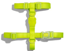 Cargar imagen en el visor de la galería, "Arnés para perros Zee.Dog NeoPro Lime talla L diseño en H color verde neón impermeable y fácil de lavar con tecnología de caucho - La Mascotería de Andrea"
