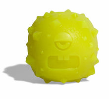 Cargar imagen en el visor de la galería, "Juguete para perro Zee.Dog Rob The Microbe, juguete de caucho natural ultra resistente con rebote irregular y dispensador de premios para masticadores - La Mascotería de Andrea"
