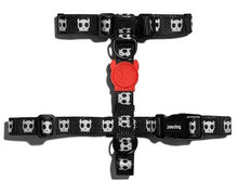 Cargar imagen en el visor de la galería, "Arnés tipo H para perro Zee.Dog Skull talla S con diseño clásico de calaveras blancas sobre fondo negro, pechera ajustable de poliéster ultra resistente con cierre de seguridad - La Mascotería de Andrea"
