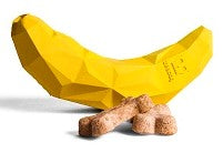 Cargar imagen en el visor de la galería, "Juguete para perro Zee.Dog Super Banana, plátano de caucho natural ultra resistente para masticadores, juguete rellenable con premios y rebote irregular - La Mascotería de Andrea"
