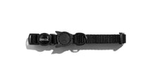 Cargar imagen en el visor de la galería, "Collar para gato Zee.Cat Gotham, collar negro sólido con hebilla de seguridad de liberación rápida (breakaway) y poliéster suave ajustable - La Mascotería de Andrea"
